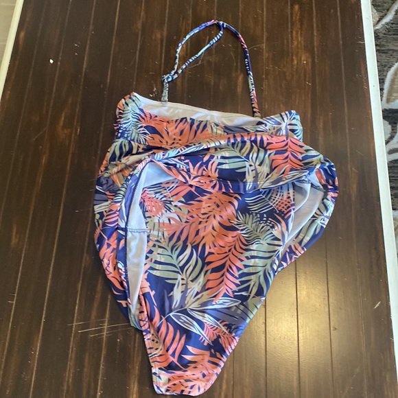 One piece bathing suit with skirt. Can be worn Strapless or with strap. SizeS - Picture 6 of 9